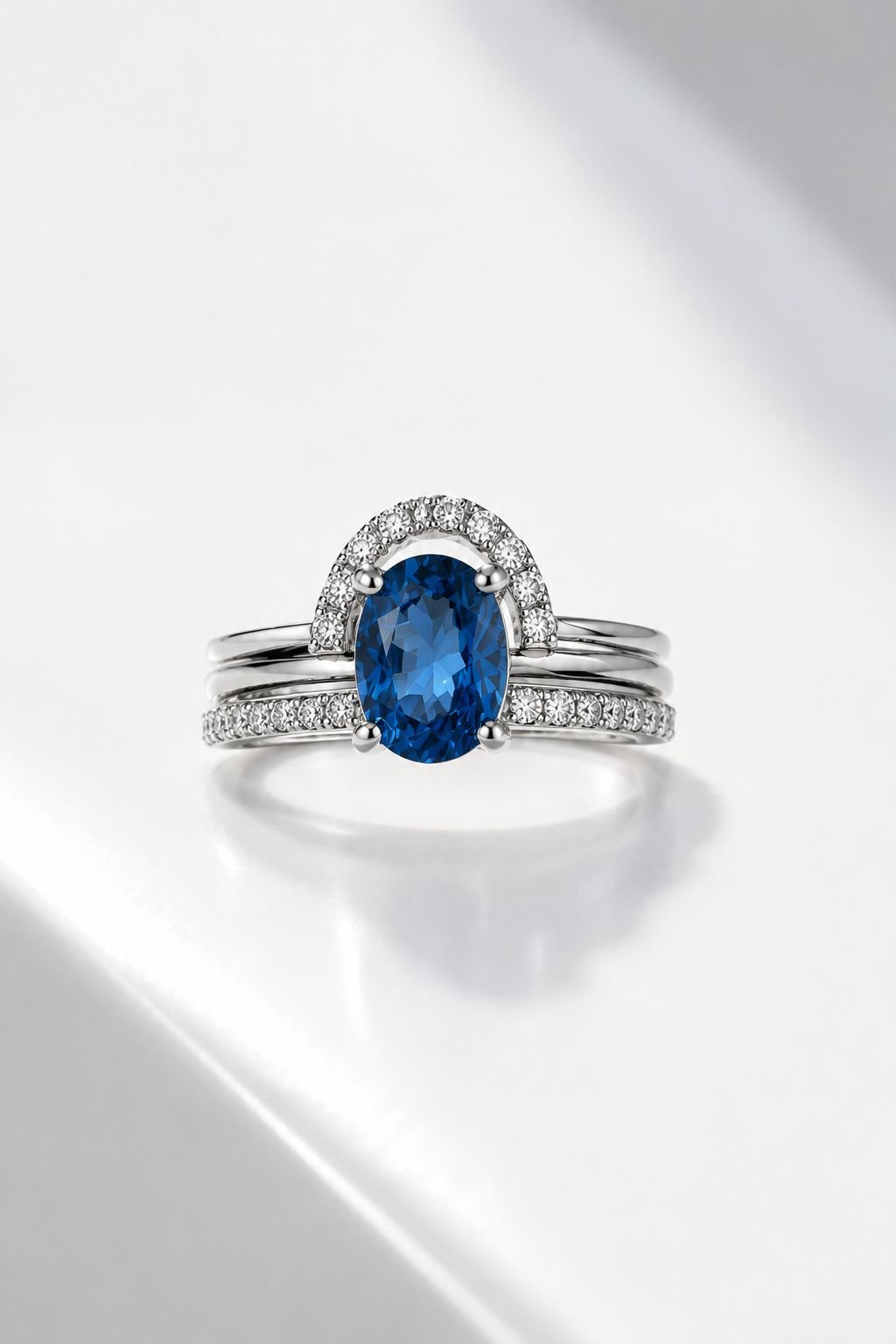 Anillo Zafiro Natural y Diamantes Naturales Oro Blanco 18K